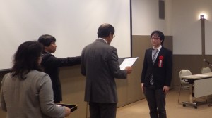 授賞式で表彰を受ける三井助教